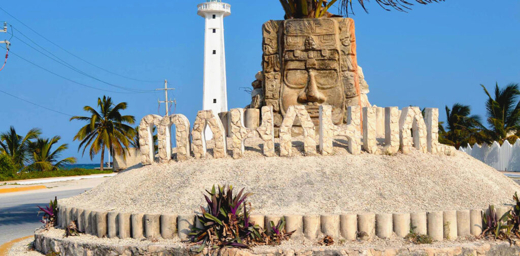 Letrero de Mahahual en malecón